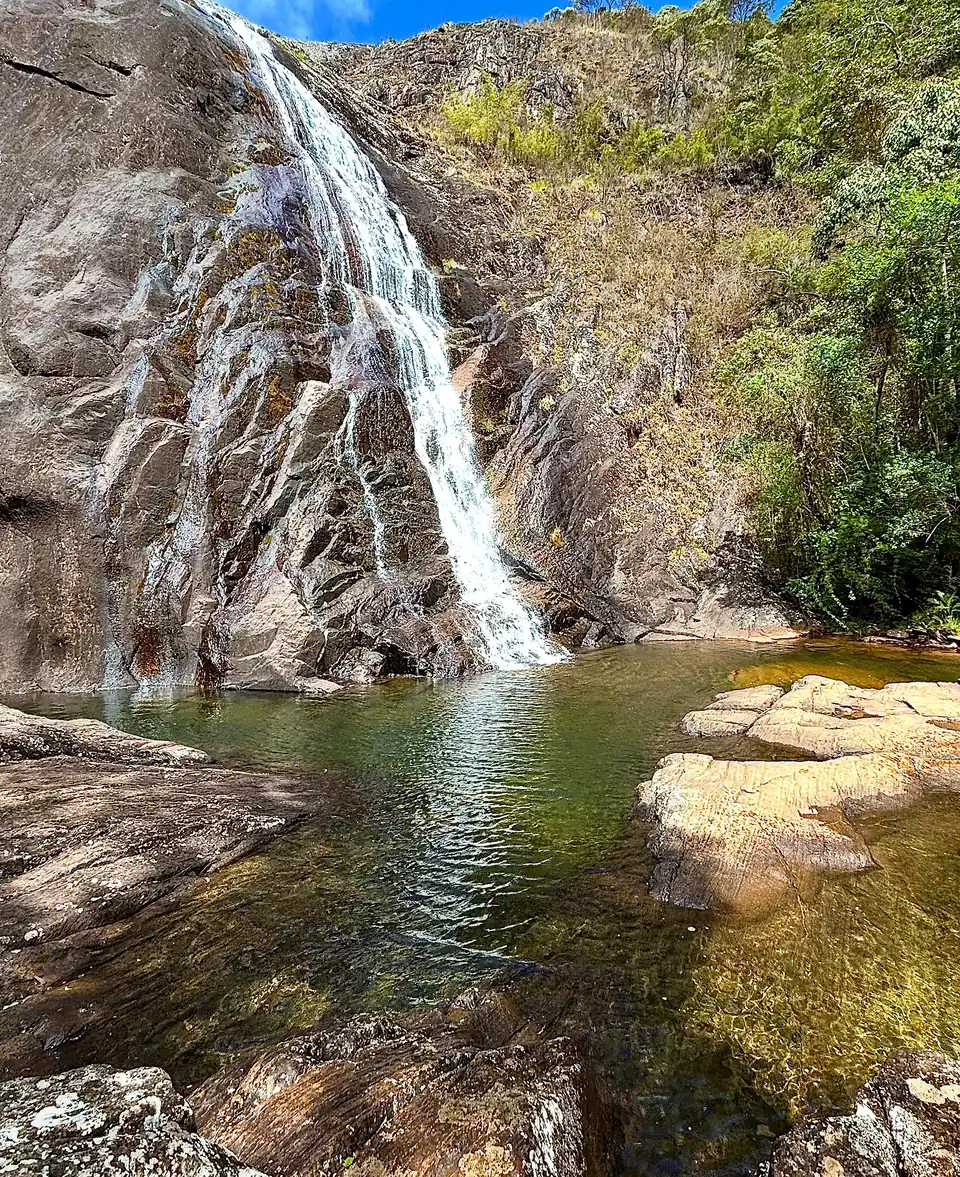 Cachoeira Bonita, no Parque Nacional do Caparaó: queda alta sobre a pedra e poço escuro ao pé